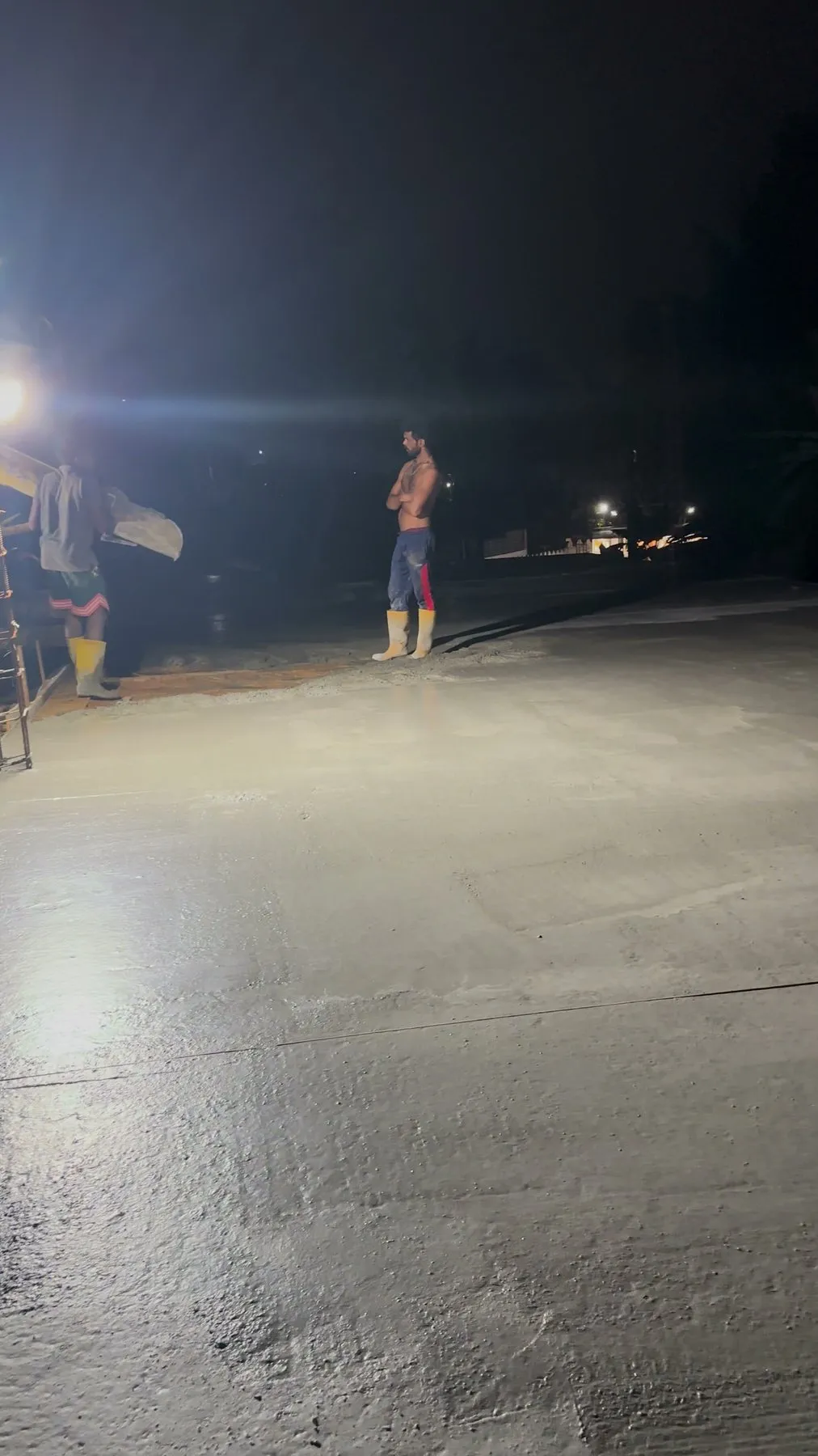 Levelling the floor slab under floodlights at night